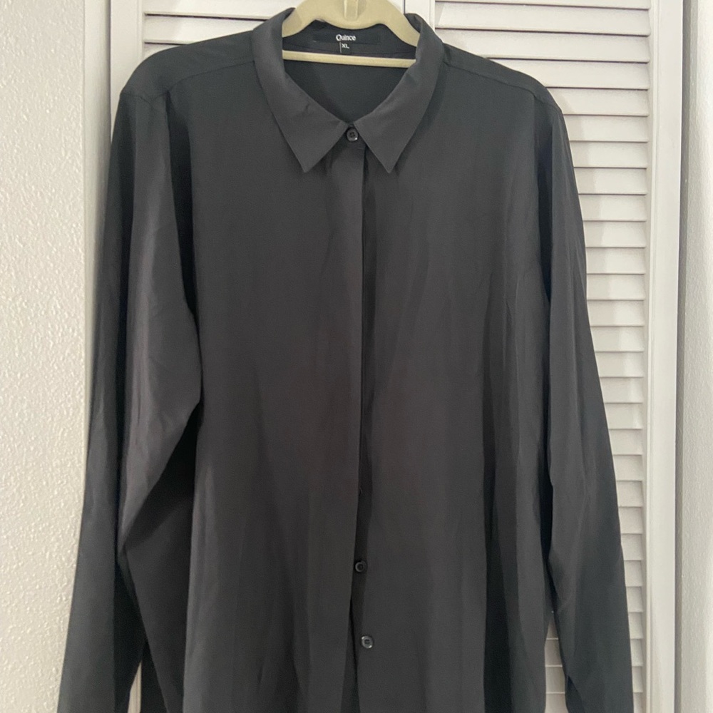 Quince black travel shirt with Hi Low hem. Classic Black Button-Up Shirt